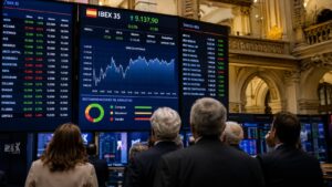 Panel de cotización del Ibex 35 en la Bolsa de Madrid con inversores siguiendo la evolución de las recomendaciones de los analistas.