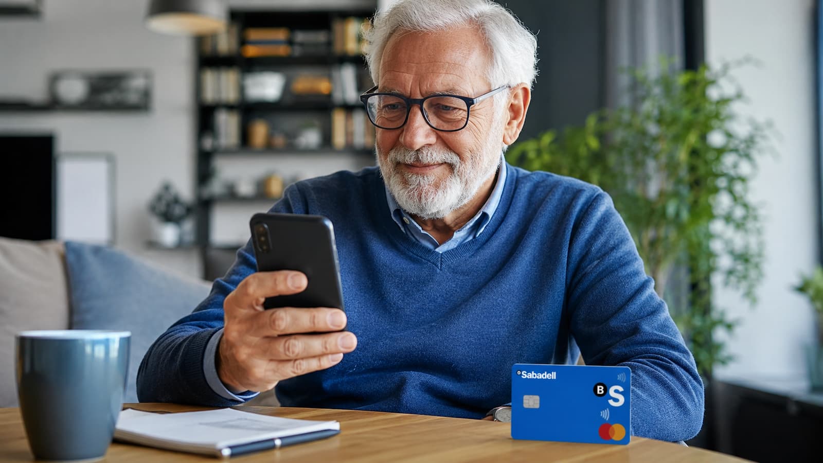 Pensionista revisando el ingreso de la pensión en su cuenta de Banco Sabadell