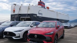 Primer buque de SAIC en el puerto exterior de Ferrol con vehículos MG.