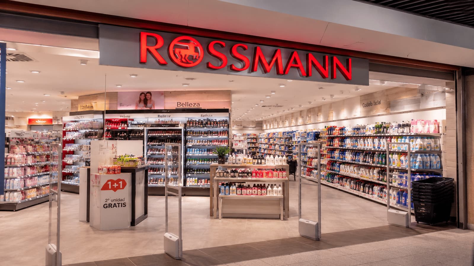 Tienda Rossmann en Madrid con productos de droguería hogar y perfumería.