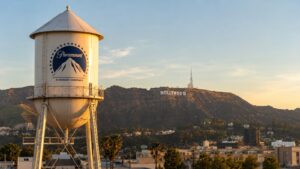 Torre de agua de Paramount Pictures con el cartel de Hollywood al fondo