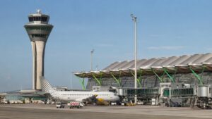 Torre y terminal de un aeropuerto de Aena con operativa en pista.