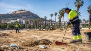 Trabajos de limpieza en el entorno del futuro Parque Central de Alicante
