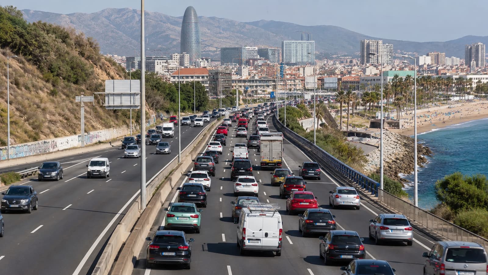 Tráfico en la C 31 a su paso por el entorno metropolitano de Barcelona