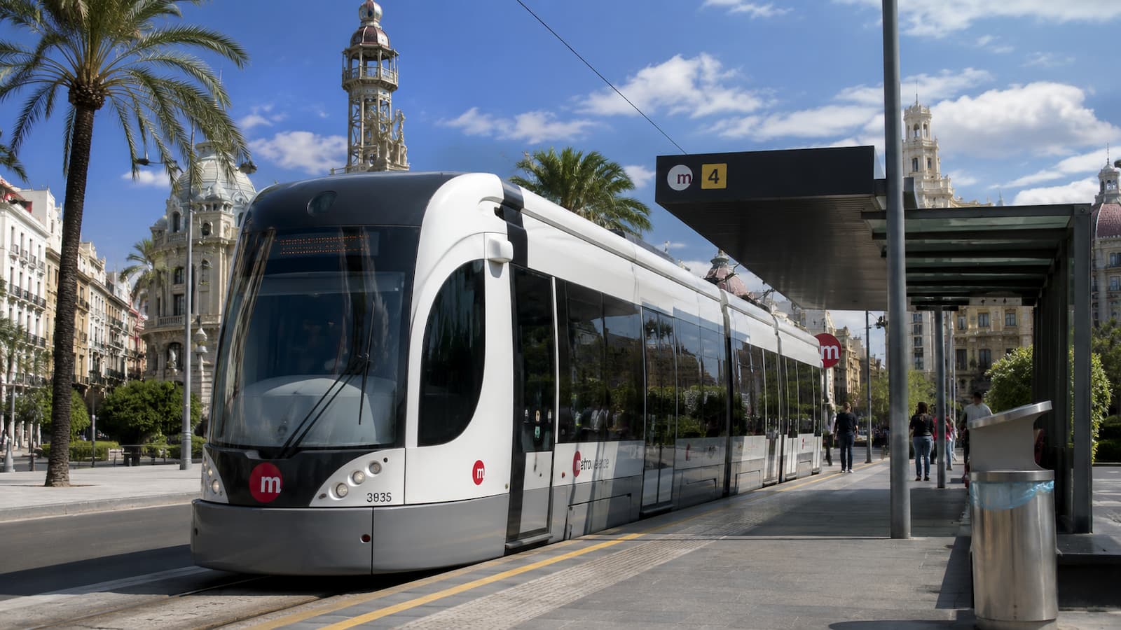 Tranvía de Metrovalencia en una parada de València.