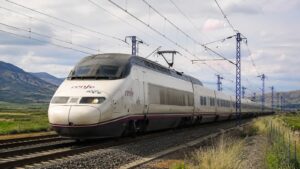 Tren AVE de Renfe de la serie 100 una de las flotas veteranas que la compañía busca mantener operativa mientras llegan nuevos trenes de alta velocidad.