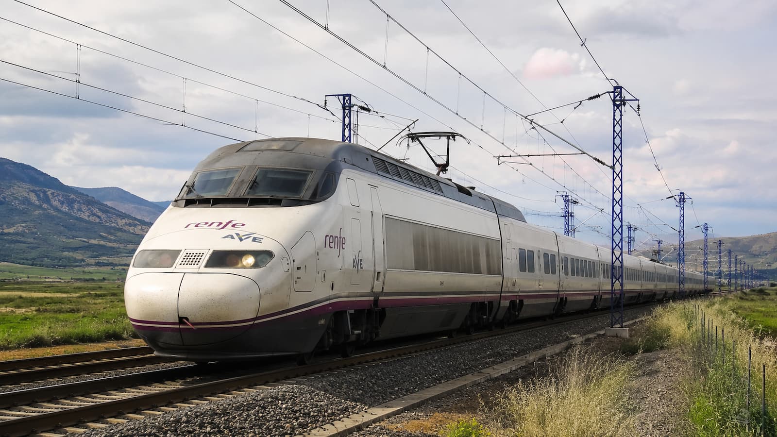 Tren AVE de Renfe de la serie 100 una de las flotas veteranas que la compañía busca mantener operativa mientras llegan nuevos trenes de alta velocidad.
