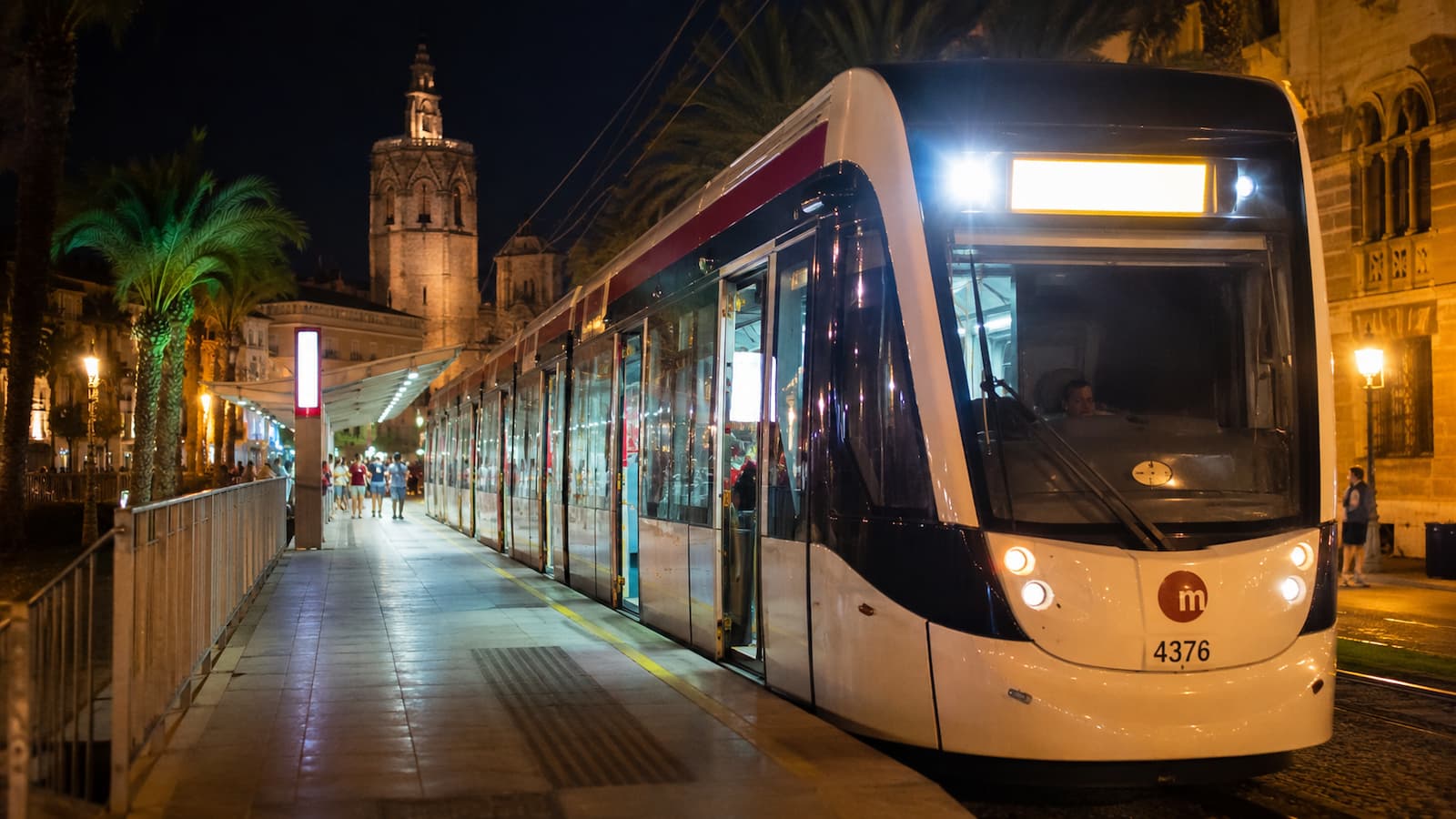 Tren de Metrovalencia en servicio nocturno durante la Gran Nit de Juliol