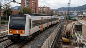 Tren de Rodalies junto a las obras del soterramiento en Montcada i Reixac