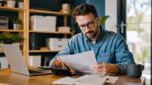 Un autónomo revisa costes de facturación online y cuenta profesional