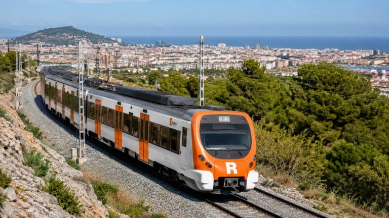 Un tren de Rodalies circula por Catalunya donde la Generalitat plantea nuevos servicios semidirectos para reducir tiempos de viaje hasta 2040.