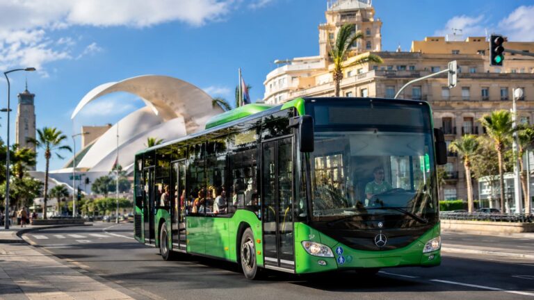 Una guagua urbana circula por Santa Cruz de Tenerife donde aumenta el número de pasajeros.