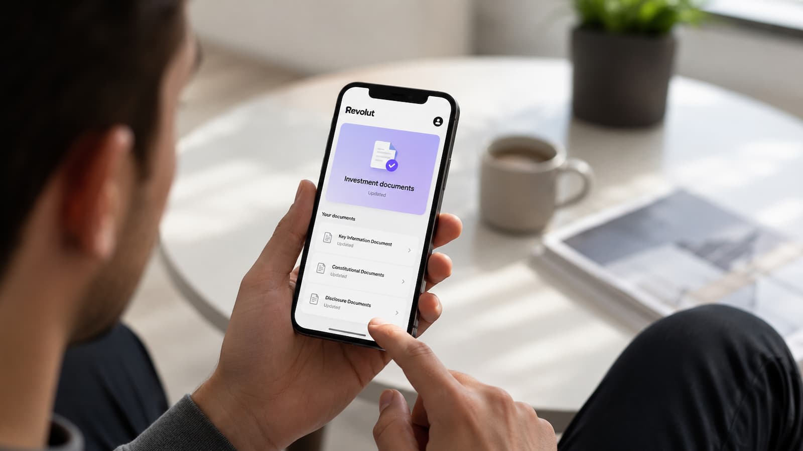 Usuario revisando en la app de Revolut los documentos de inversión actualizados