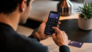 Usuario revisando las comisiones de Revolut X desde el móvil