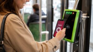 Usuario validando el transporte público con Barik Mobile en Bizkaia