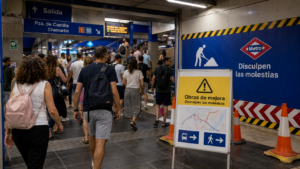 Usuarios de Metro en Madrid durante obras programadas este verano