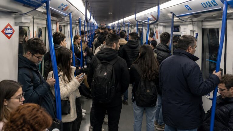 Viajeros en Metro de Madrid durante un refuerzo especial de transporte.