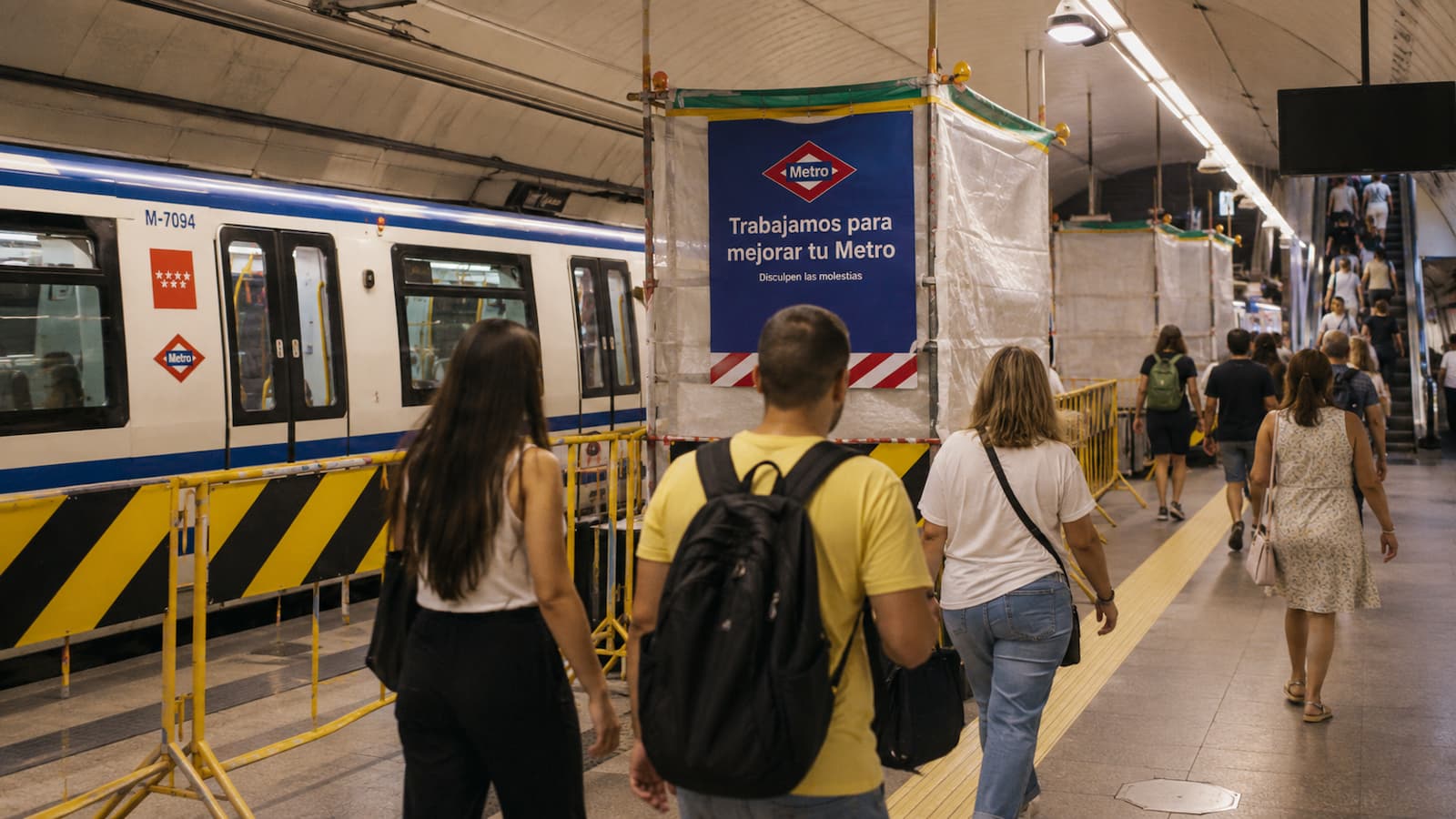 Viajeros en una estación de Metro de Madrid durante obras de verano