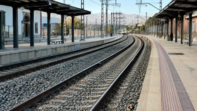 Vías ferroviarias de ancho ibérico en una estación española.