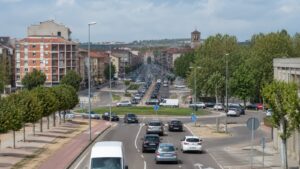 Vista de tráfico urbano en Aranda de Duero donde la futura ronda interna busca conectar Santa Catalina La Estación y los polígonos sin pasar por el centro.