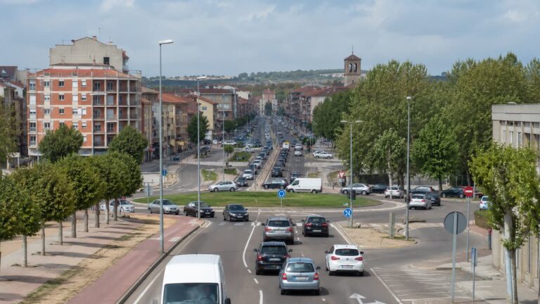 Vista de tráfico urbano en Aranda de Duero donde la futura ronda interna busca conectar Santa Catalina La Estación y los polígonos sin pasar por el centro.