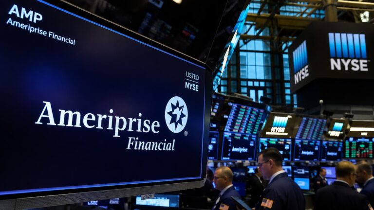 Acciones de Ameriprise Financial cotizando en la Bolsa de Nueva York bajo el ticker AMP.