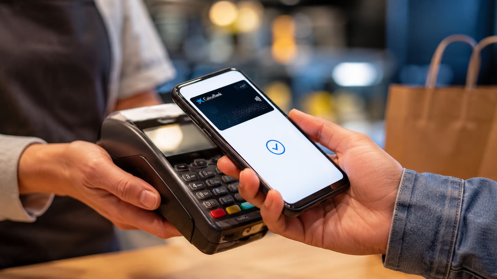 CaixaBank ha registrado en junio su mayor volumen de compras con el móvil.