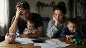 Las familias con hijos soportan un riesgo de pobreza mayor en España.