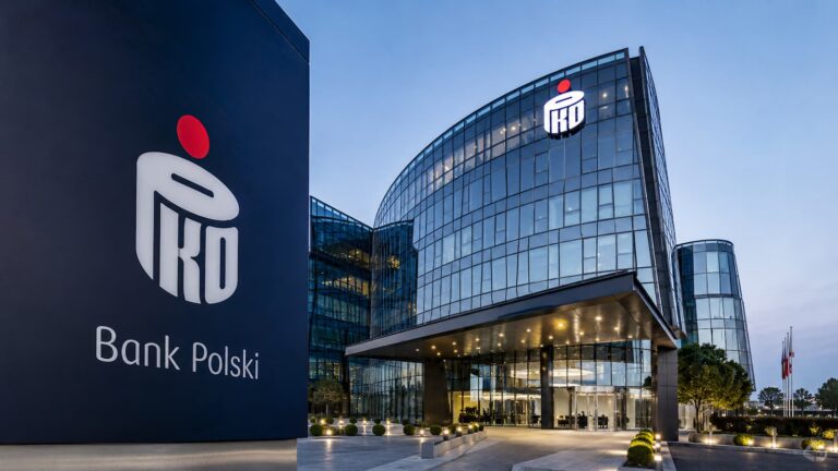 Sede de PKO Bank Polski el banco polaco cotizado en la Bolsa de Varsovia.